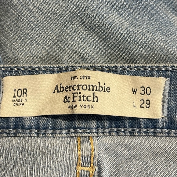 * Abercrombie &Fitch Women's Light Washed  Mid-Rise  Jeans Sz 10R - Picture 15 of 16